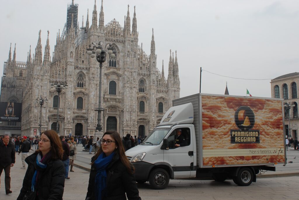 PR a Milano Il Parmigiano Reggiano da Casina a Piazza Duomo